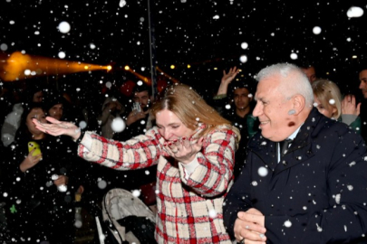 Yeni yıl coşkusu, Bursa Yeni Yıl Meydanı’nda yaşanıyor