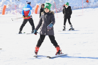 Osmangazi’deki çocuklar kayak yapmayı öğreniyor