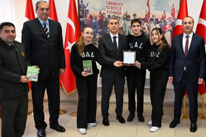 Uşak'ta liseliler yazdıkları kitabın gelirini Mehmetçiğe bağışladı