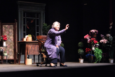 Işıl Yücesoy’un müzikli oyunu ‘İzninle’ Bursa’da sahnelendi