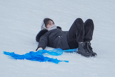 Uludağ'da 5 liralık poşetle kayak keyfi