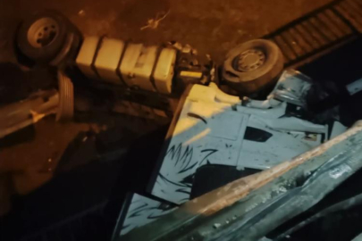 Edirne’de 20 tonluk tır köprüden düştü: 2 yaralı