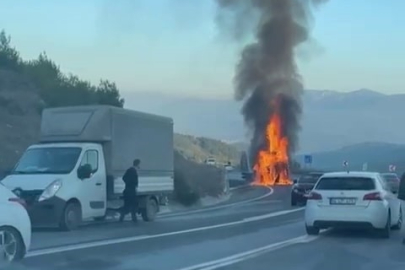 Seyir halindeki tır alev alev yandı