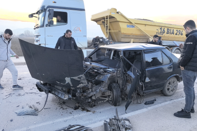 Bursa'da kamyon ile otomobil kafa kafaya çarpıştı: Araçta sıkışan sürücüyü vatandaşlar kurtardı