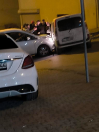 Önce kaza yaptılar, sonra  tekmeli yumruklu kavga ettiler, o anlar kamerada