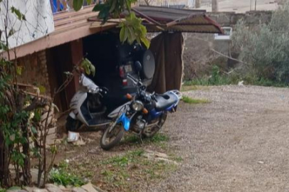 Güpegündüz kapının önündeki motosikletleri çalındı