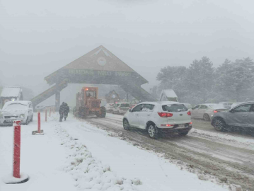Uludağ’da yoğun kar ve tipi...Zincirsiz araç girişi yasaklandı