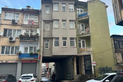 Kolonları olmadan ayakta duran binaya bakan bir daha bakıyor