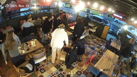 Kadıköy’de seyir halindeki araçtan restorana torpil atıldı