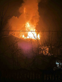 İki katlı ev alev topuna döndü