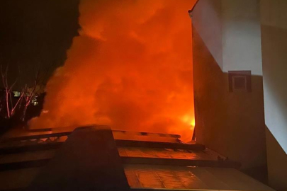 Gece yarısı restoranda çıkan yangın yan eve sıçradı