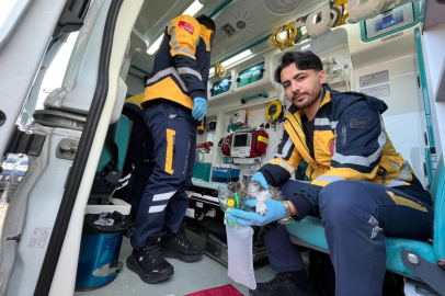 Alevlerin arasında kalan yavru kediyi itfaiye kurtardı, oksijenle hayata döndü