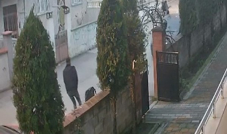 Kızların yanından geçerken ateş açan magandayı çöp atmak için evinden çıkan jandarma yakaladı