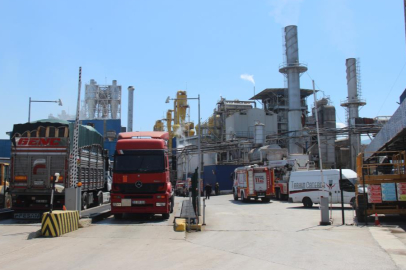 Fabrikada çalışan işçinin parmakları koptu.