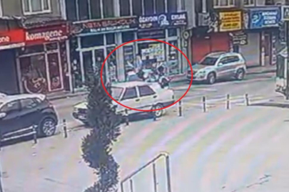 Yola aniden çıkan otomobile motosiklet çarptı, sürücü havada savruldu