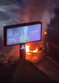 Ataşehir’de alev alan otomobil reklam tabelasına çarptı