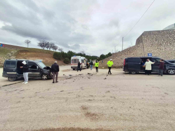 Minibüs ile hafif ticari araç çarpıştı: 6 yaralı