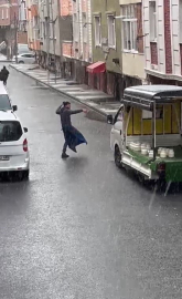 Yağan kara aldırış etmeyen seyyar satıcı sokak ortasında oynadı