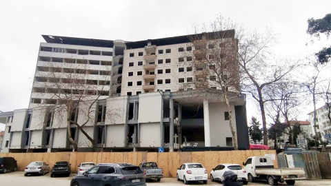 Mudanya’da 100 dükkanın yer aldığı iş merkezinin yıkımına başlandı