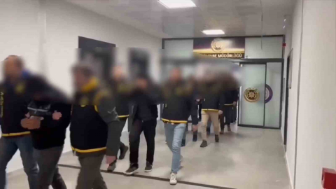 Yalova’da kendilerini polis-savcı olarak tanıtarak 35 milyon lira dolandıran 5 kişi tutuklandı