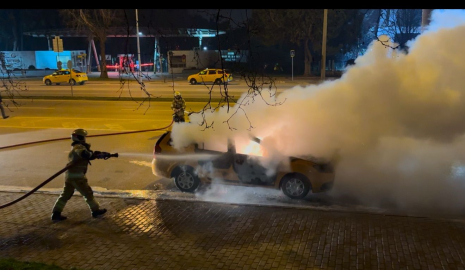 Seyir halinde bir anda alev alan araç kullanılamaz hale geldi