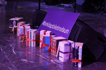 Sevgililer Günü konserine bilet yerine kitap bağışıyla girdiler