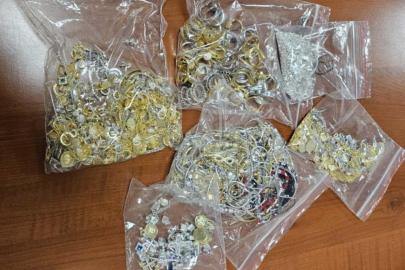 Vücutlarına sakladıkları altın ve gümüş ile sınırdan geçmeye çalıştılar