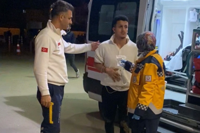 Kavgayı ayırmak isterken bıçaklandı