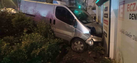 Bursa’da kaza yapan aracın eczane bahçesine düştüğü anlar kamerada