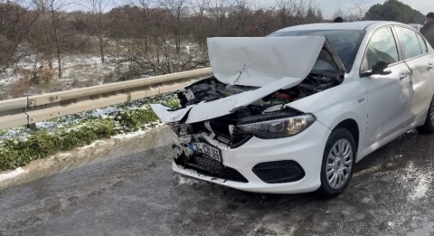 Karlı yolda 25 araç birbirine girdi