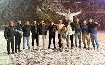 Kar yağışını çiftetelli oynayarak kutladılar