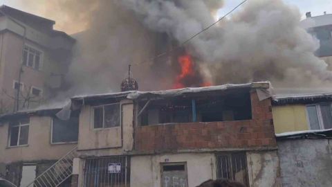 3 ailenin yaşadığı gecekondu alevlere teslim oldu: 2’si çocuk 5 kişi dumandan etkilendi