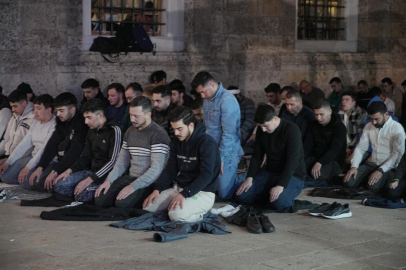 Bursalılar ilk teravih için Ulu Cami'ye koştu