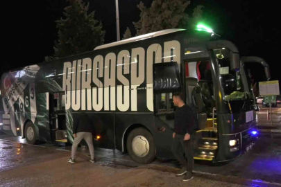 Bursasporlu taraftarlar takımı havaalanında karşıladı