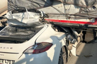 Tırın altına giren lüks otomobil hurdaya döndü: 1 ağır yaralı
