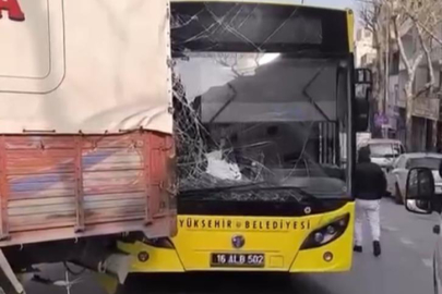 Belediye otobüsü 4 araca böyle çarptı
