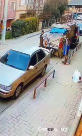 Biri oyaladı, diğeri kucağındaki bebekle çaldı