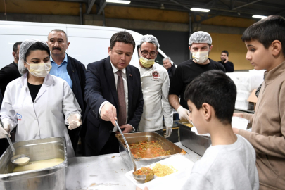 Başkan Aydın bin kişiyle aynı anda iftar açtı