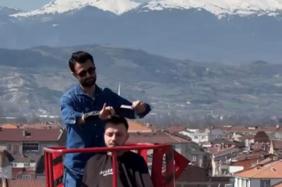 Vinci berbere çevirdi, metrelerce yüksekte müşterilerini tıraş etti