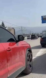 Şerit ihlali yapıp, yol vermeyen sürücünün aracına zarar verdi