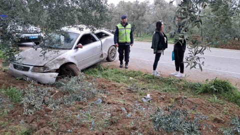 Kontrolden çıkan otomobil, zeytinliğe uçtu