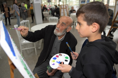Bursa'da Osmangazili öğrenciler huzurevi sakinleriyle resim yaptı