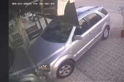 Kuaförlük yapan kiracısının dükkanına otomobille daldı...