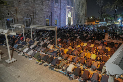 Bursalılar Kadir Gecesi'nde Ulu Cami'ye akın etti