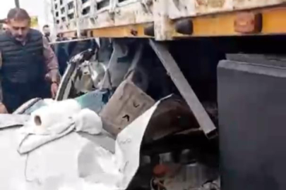 Kontrolden çıkan otomobil tırın altına girdi: 1 yaralı