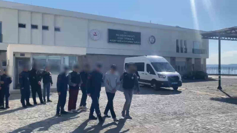 Ayvalık’ta Sahil Güvenlik ekipleri göçmen kaçakçılarını kıskıvrak yakaladı