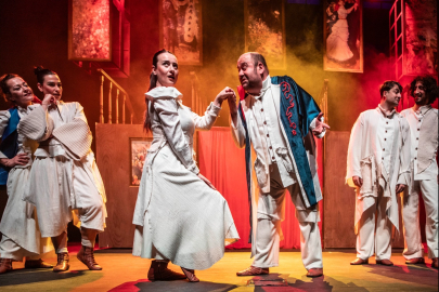 Bursa Şehir Tiyatrosu’nun ‘Kısa Süren Saltanat’ oyununa tam not