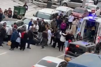 Kocaeli'nde korkunç kaza: Motosikletten düşen kadına kamyonet çarptı