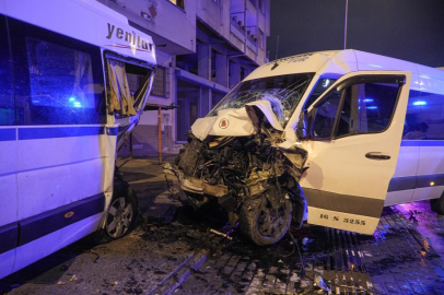 Bursa'da 4 aracın karıştığı kazada 3 kişi yaralandı