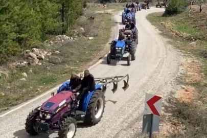Bursa’nın Issızdere köyünde komşu köye traktörlü bayram konvoyu